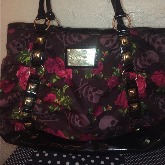 Betsey Johnson Handbags - Betsey Johnson bulle rose skull